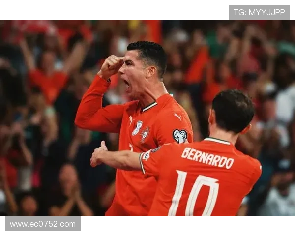 再秀C罗庆祝动作点燃全场热潮